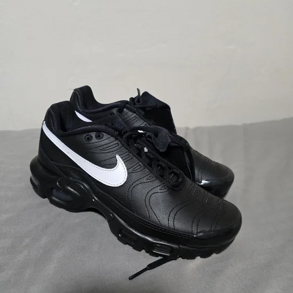 Nike Women's Air Max Plus Size 7.5 Tiempo Black White. - Picture 1 of 8
